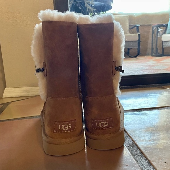 Brand new Uggs Size 7 - Picture 3 of 6